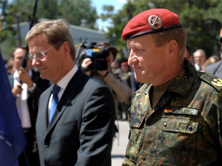 Westerwelle ließ sich von KFOR-Kommandeur Erhard Buehler den Grenzposten Jarinje zeigen.