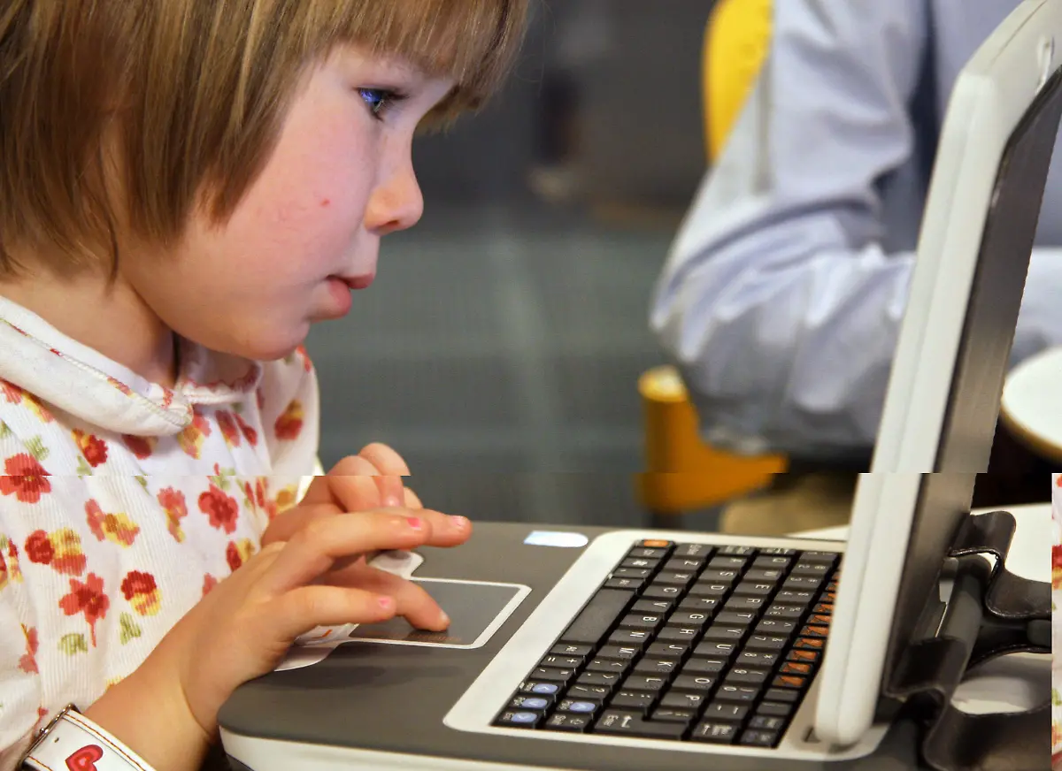Maedchen-Computer-Laptop-Kind
