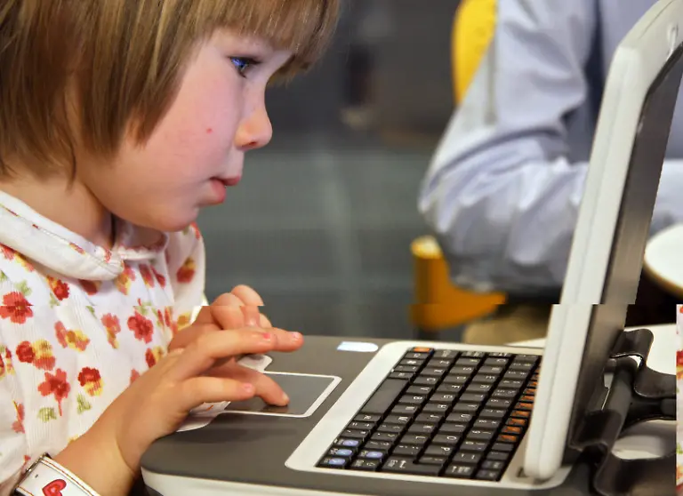 Maedchen-Computer-Laptop-Kind