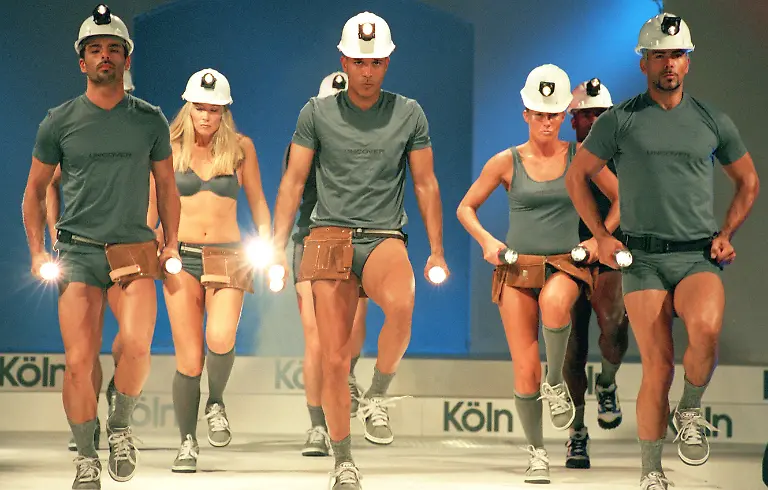 Februar-2009-Der-1875-gegruendete-Waeschehersteller-Schiesser-stellt-Insolvenzantrag-Das-Unternehmen-hat-2300-Mitarbeiter-Im-Mai-teilt-der-Insolvenzverwalter-mit-dass-Schiesser-weitermachen-kann