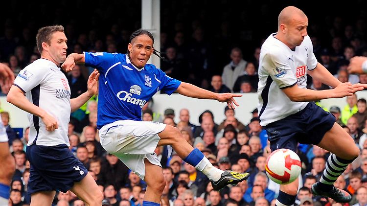 Das Auftaktduell zwischen den Tottenham Hotspur und dem FC Everton fällt aus, soll aber in Kürze nachgeholt werden.