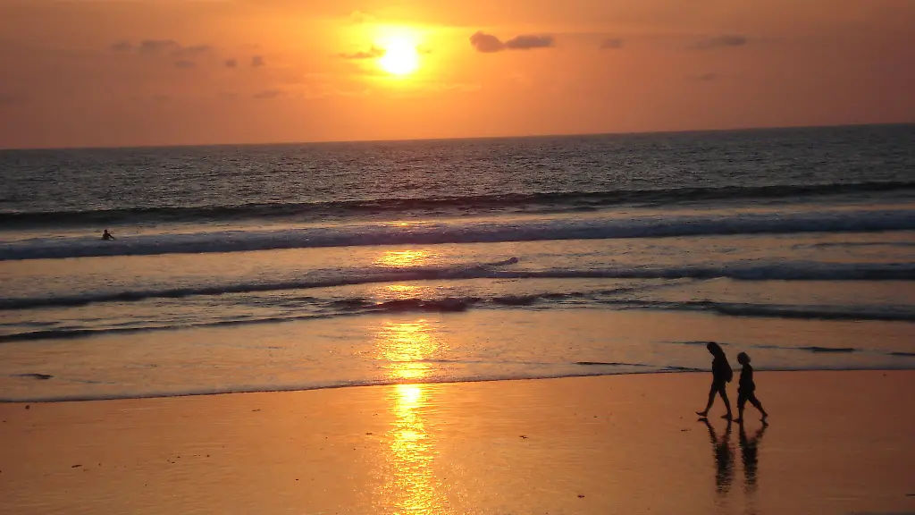 Sonnenuntergang-Strand-Kuta-Bali