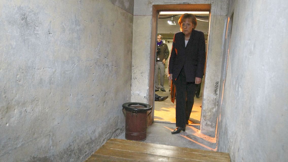 Bundeskanzlerin Angela Merkel besichtigt eine Zelle im ehemaligen Stasi-Gefängnis in Berlin-Hohenschönhausen.