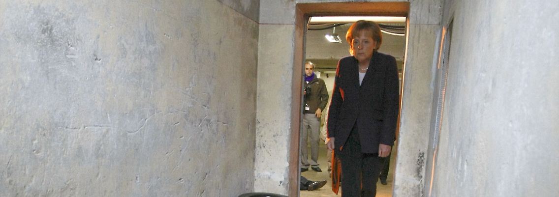 Bundeskanzlerin Angela Merkel besichtigt eine Zelle im ehemaligen Stasi-Gefängnis in Berlin-Hohenschönhausen.