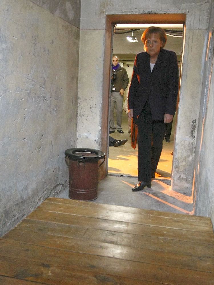 Bundeskanzlerin Merkel besichtigte das ehemalige Stasi-Gefängnis in Berlin-Hohenschönhausen.