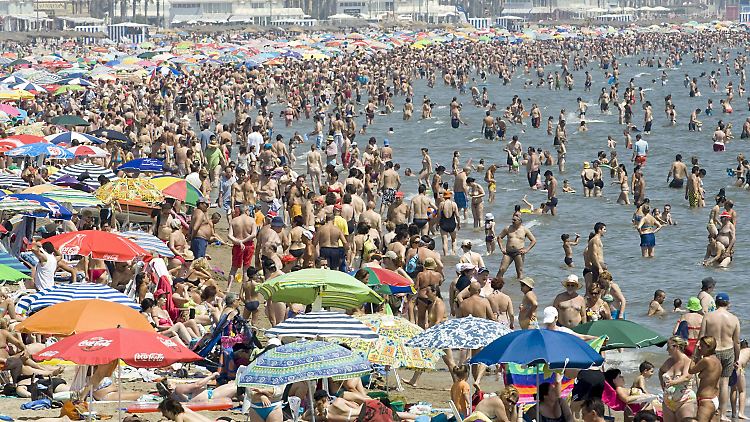 Bei solch vollen Stränden wird die Kontrolle schwierig. (Playa Malvarrosa bei Valencia am 5. Juli)