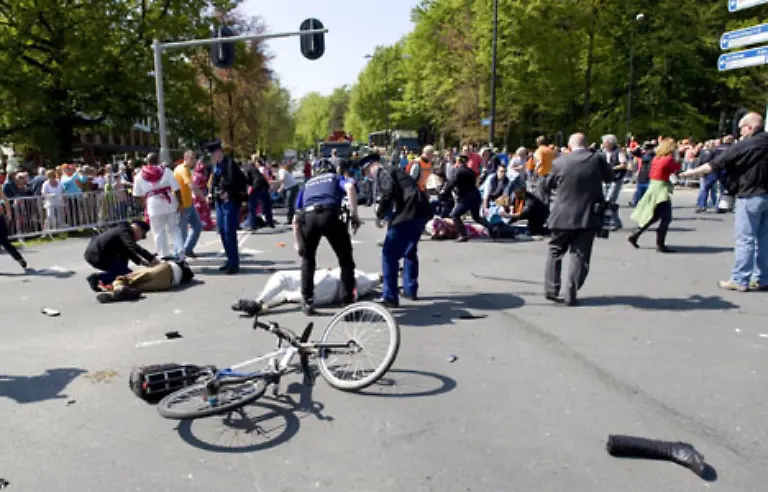 Am-niederlaendischen-Nationalfeiertag-dem-Koninginnedag-ist-waehrend-einer-Parade-mit-der-Koenigsfamilie-in-Apeldoorn-ein-Mann-mit-dem-Auto-in-die-Menge-gerast-und-hat-vier-Menschen-getoetet