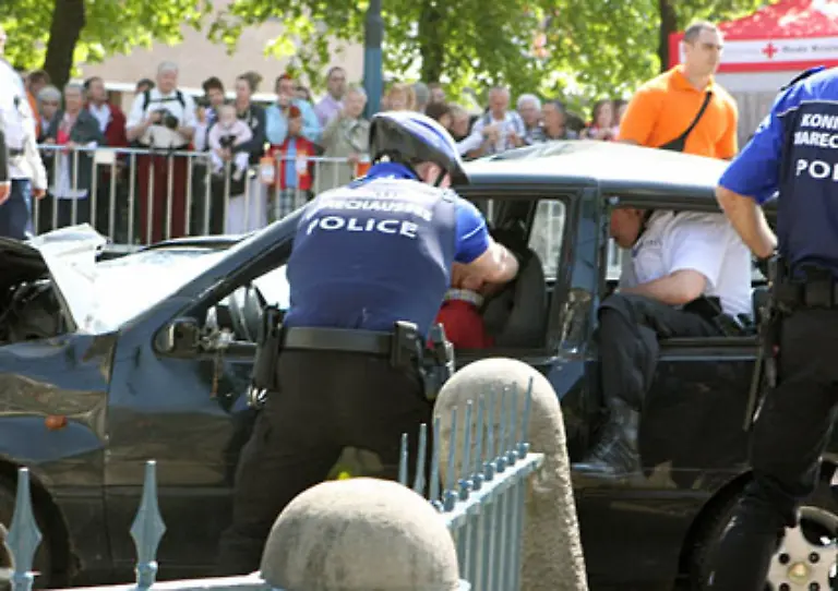 Der-Taeter-ueberlebte-schwer-verletzt-Die-Feuerwehr-schnitt-ihn-aus-dem-voellig-zertruemmerten-Wagen-indem-sie-das-Dach-abschweisste
