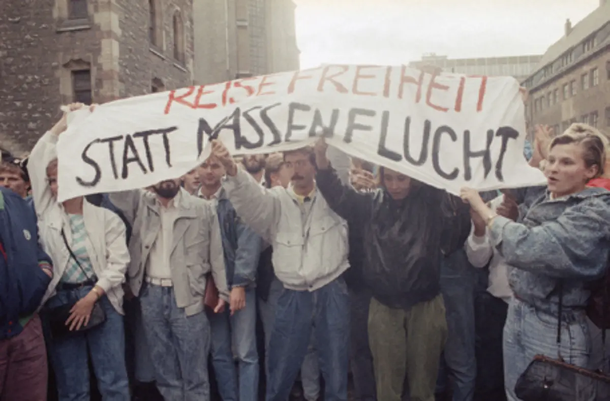 Am-4-September-1989-findet-die-erste-Montagsdemonstration-in-Leipzig-statt-Die-Demonstranten-rufen-Wir-wollen-raus-aber-auch-Wir-bleiben-hier