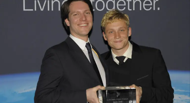 Ein-Inspirationspreis-geht-an-Operation-Walkuere-der-von-Stauffenbergs-Attentat-auf-Hitler-1944-handelt-und-der-von-den-Darstellern-in-Mini-Rollen-Matthias-Schweighoefer-und-dem-Enkel-des-Grafen-Stauffenberg-in-Empfang-genommen-wird