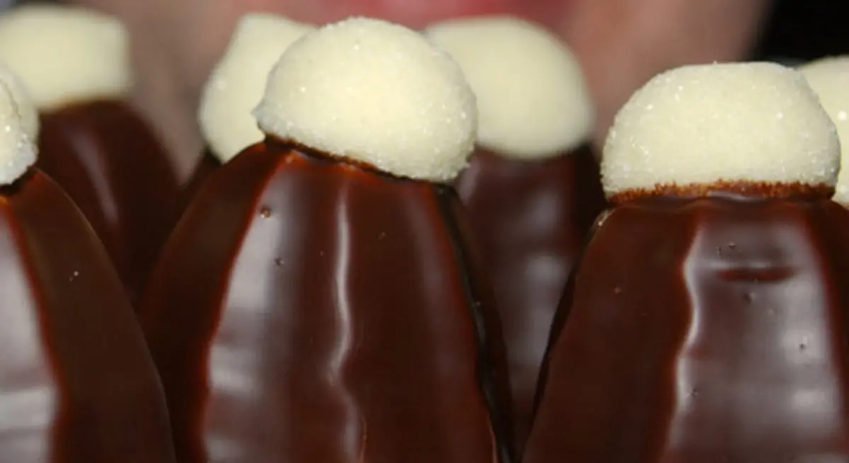 oder-bei-den-Kosakenzipfeln-im-Restaurant-die-als-Zankapfel-eine-langjaehrige-Freundschaft-zweier-Ehepaare-in-die-Katastrophe-fuehren