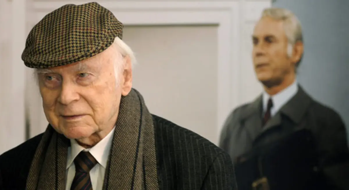 Dafuer-kommt-er-nun-zum-85-Geburtstag-ins-Museum-ins-Berliner-Film-und-Fernsehmuseum-am-Potsdamer-Platz-Dort-ist-seit-dem-6-November-die-bisher-umfassendste-Loriot-Ausstellung-zu-sehen