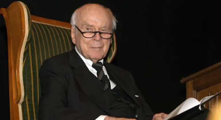 Danach-drehte-er-noch-Pappa-ante-portas-Sein-opus-magnum-liegt-inzwischen-auch-laengst-als-opulente-DVD-Kassette-mit-den-gesammelten-Werken-aus-Film-und-Fernsehen-vor