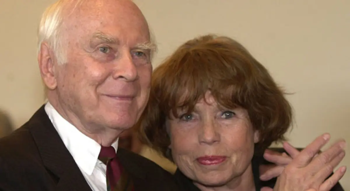 Nach-so-viel-Dienst-am-Humor-der-Bundesrepublik-hat-sich-Loriot-laengst-zurueckgezogen-blickt-sinnierend-auf-den-Starnberger-See-oder-spaziert-um-den-Berliner-Savignyplatz-am-liebsten-mit-seiner-Frau