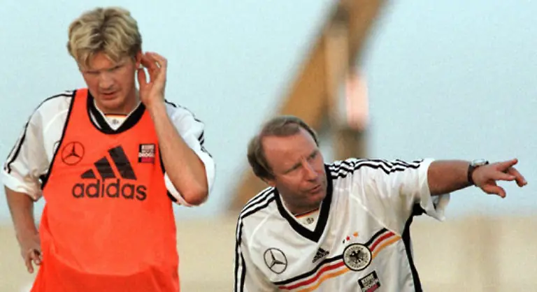 1994-Bei-der-Weltmeisterschaft-in-den-USA-wird-Stefan-Effenberg-nach-dem-gewonnenen-Gruppenspiel-gegen-Suedkorea-von-Bundestrainer-Berti-Vogts-aus-dem-Team-ausgeschlossen