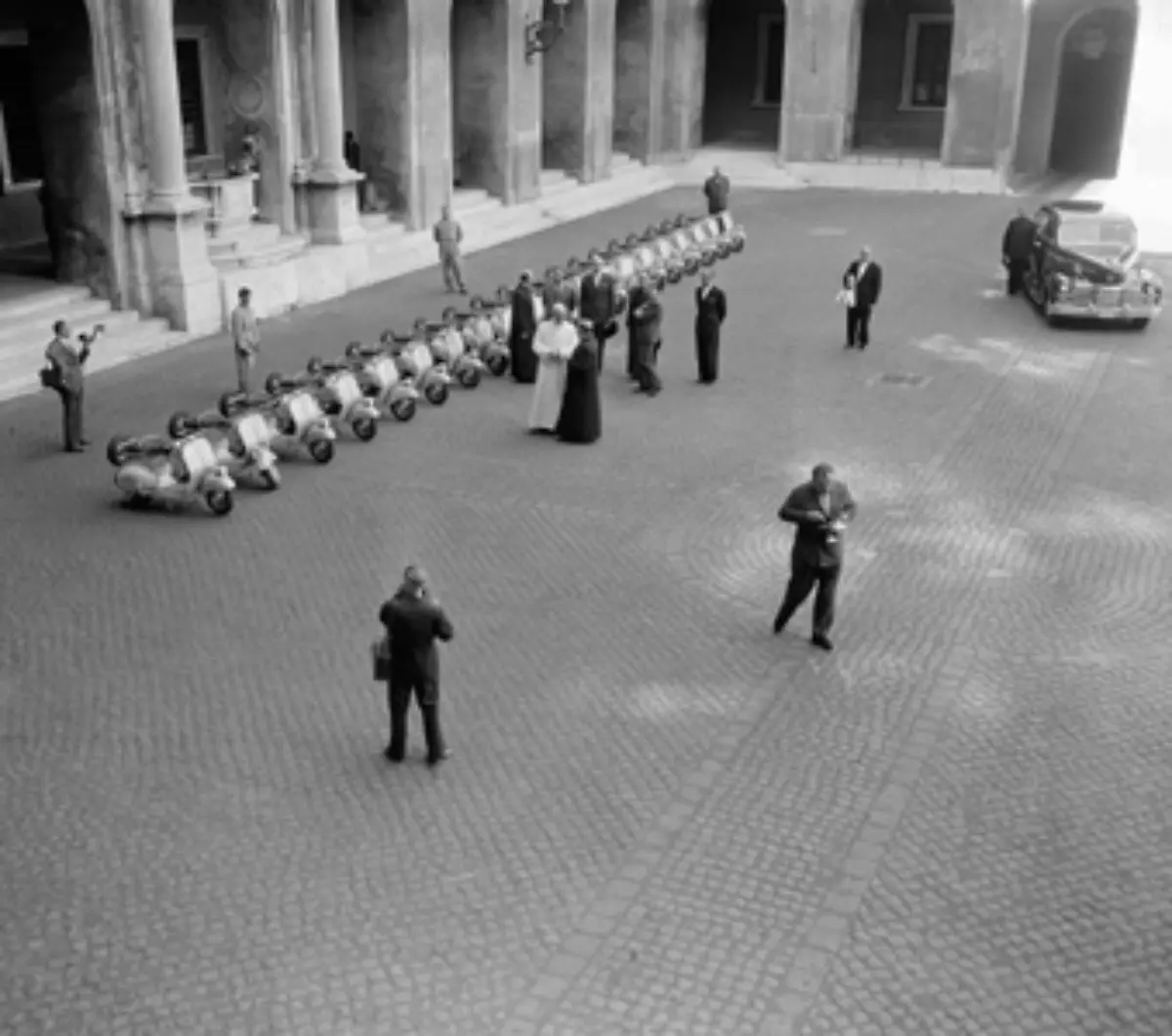 Es-geht-in-den-Vorwuerfen-gegen-diesen-Papst-nicht-nur-um-sein-Schweigen-zur-Judenvernichtung-dessen-Hintergruende-wohl-erst-in-ein-paar-Jahrzehnten-richtig-klarwerden-duerften-wenn-der-Vatikan-auch-fuer-die-Zeit-des-Krieges-seine-Archive-oeffnet