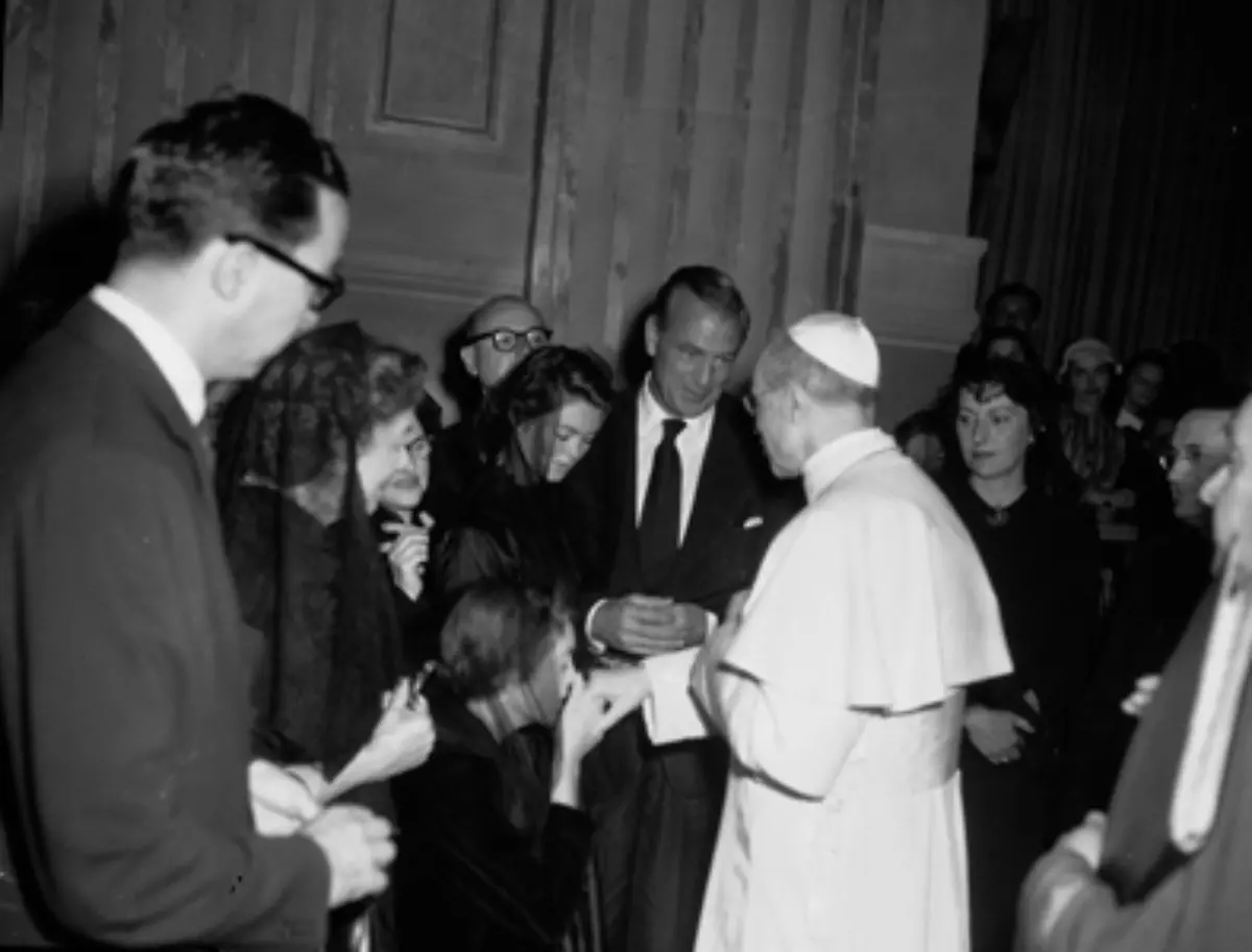 Als-Chef-einer-neutralen-Macht-und-gepraegt-von-Misserfolgen-setzte-Pius-XII-auf-Zurueckhaltung-in-internationalen-Konflikten-Rueckzug-in-die-Sakristei-und-Verzicht-auf-politisches-Engagement-lautete-die-Devise-erlaeutert-Wolf