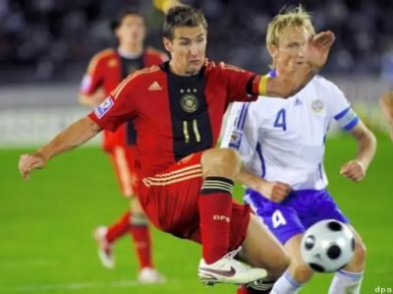 Er-duepiert-mit-einer-sauberen-Ballannahme-Sami-Hyypiae-r-vom-FC-Liverpool