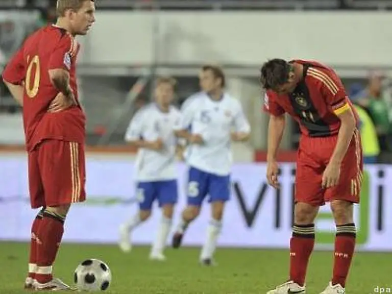 Waehrend-von-Lukas-Podolski-l-waehrend-des-gesamten-Spiels-kaum-etwas-zu-sehen-ist