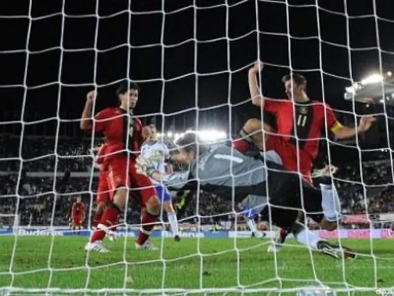 Doch-direkt-vor-dem-Pausenpfiff-gelingt-Klose-erneut-der-Ausgleich