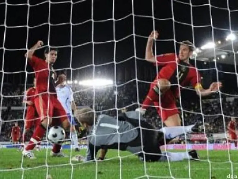 Nach-einem-Eckball-von-Hitzelsperger-steigt-er-zum-Kopfball-hoch-Torwart-Jaeaeskelaeinen-kann-den-Ball-nicht-festhalten