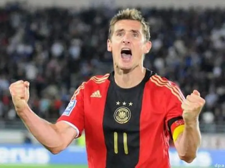 der-versucht-den-Ball-zwischen-den-Pfosten-zu-platzieren-ohne-vorher-Torhueter-Jaeaeskelaeinen-anzuschiessen-mit-Erfolg