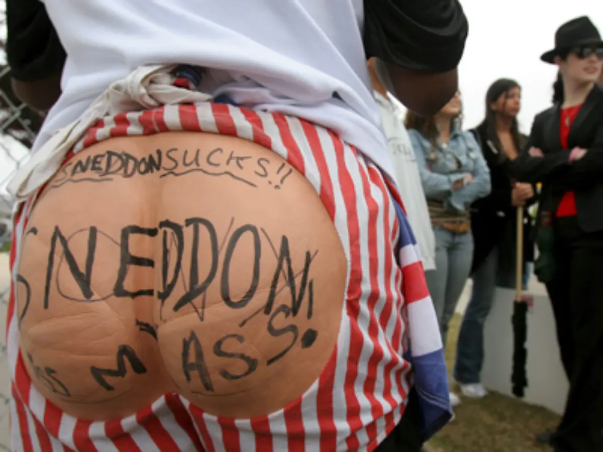 Auch-sie-sehen-in-Sneddon-einen-cold-man-wie-Jackson-es-in-seinem-Song-D-S-auf-HIStory-singt-D-S-steht-zwar-fuer-Dom-Sheldon-tatsaechlich-hoert-man-Michael-Jackson-jedoch-deutlich-Tom-Sneddon-singen-Am-Ende-des-Songs-ist-ein-Schuss-zu-hoeren