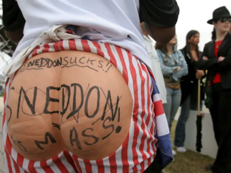 Auch-sie-sehen-in-Sneddon-einen-cold-man-wie-Jackson-es-in-seinem-Song-D-S-auf-HIStory-singt-D-S-steht-zwar-fuer-Dom-Sheldon-tatsaechlich-hoert-man-Michael-Jackson-jedoch-deutlich-Tom-Sneddon-singen-Am-Ende-des-Songs-ist-ein-Schuss-zu-hoeren