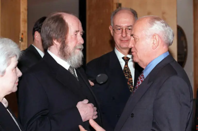 Drei-Jahre-nach-dem-Ende-der-Sowjetunion-zu-dem-er-selber-beigetragen-hat-wird-dem-Autor-1994-die-Rueckkehr-gestattet-Der-ehemalige-Praesident-Michael-Gorbatschow-gratuliert-Solschenizyn-am-11-Dezember-1998-zum-80-Geburtstag