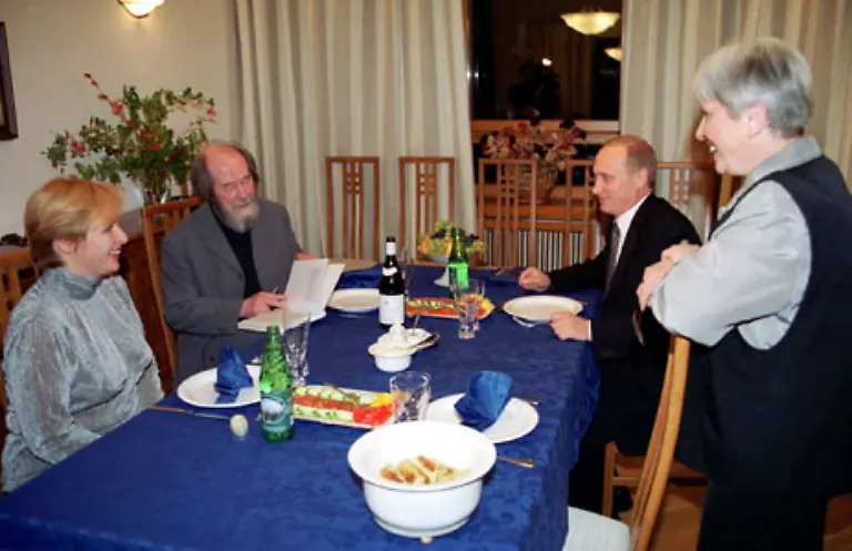 Positiv-aeussert-er-sich-dagegen-ueber-den-politischen-Kurs-Wladimir-Putins-Seine-Unterstuetzung-gilt-auch-der-umstrittenen-Tschetschenienpolitik-des-russischen-Staatschefs