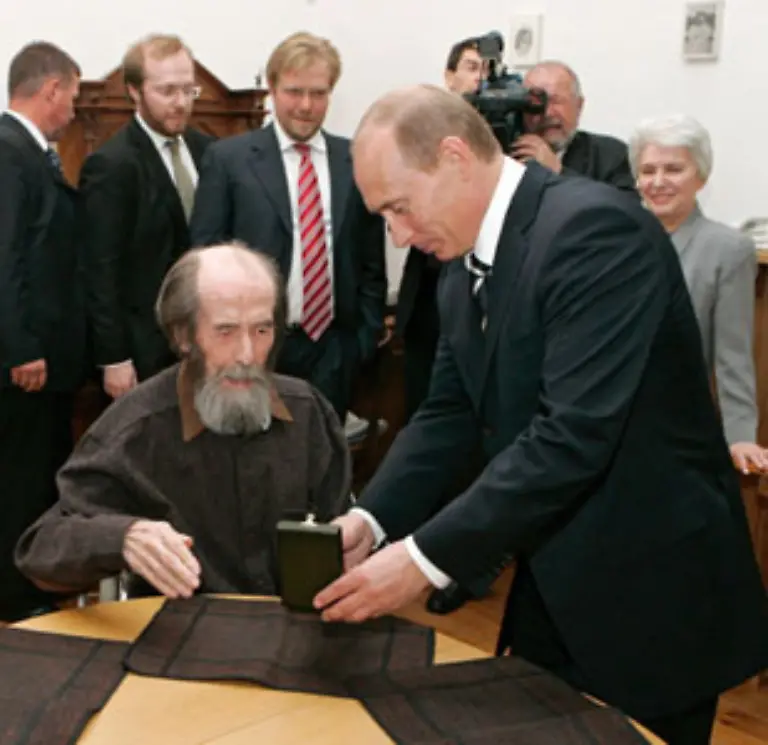 Im-Juni-2007-zeichnet-Putin-den-greisen-Schriftsteller-mit-dem-Staatspreis-aus-Nachdem-er-nationale-Ehrungen-zu-Sowjetzeiten-stets-abgelehnt-hatte
