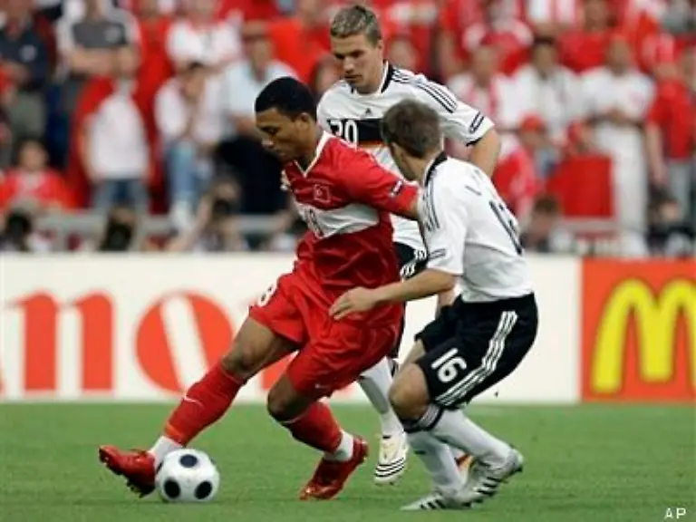 die-Torlatte-Kazim-l-liess-den-Ball-gegen-das-Gehaeuse-klatschen