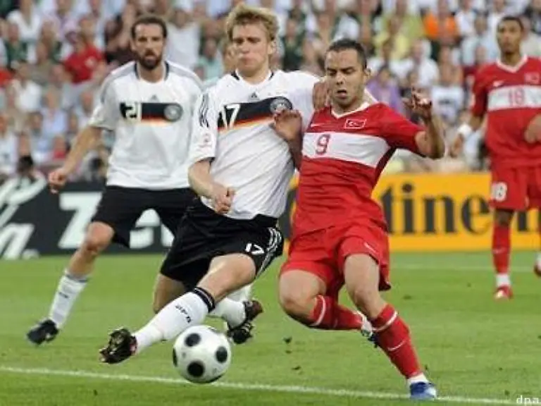 und-Semih-Sentuerk-schoss-im-Anschluss-knapp-daneben