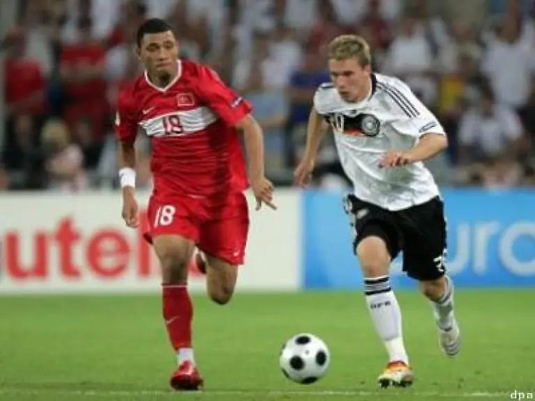 in-der-27-Minute-Lukas-Podolski-ueber-links-vor-das-Tor-von-Ruestue-kam-nach-innen-flankte