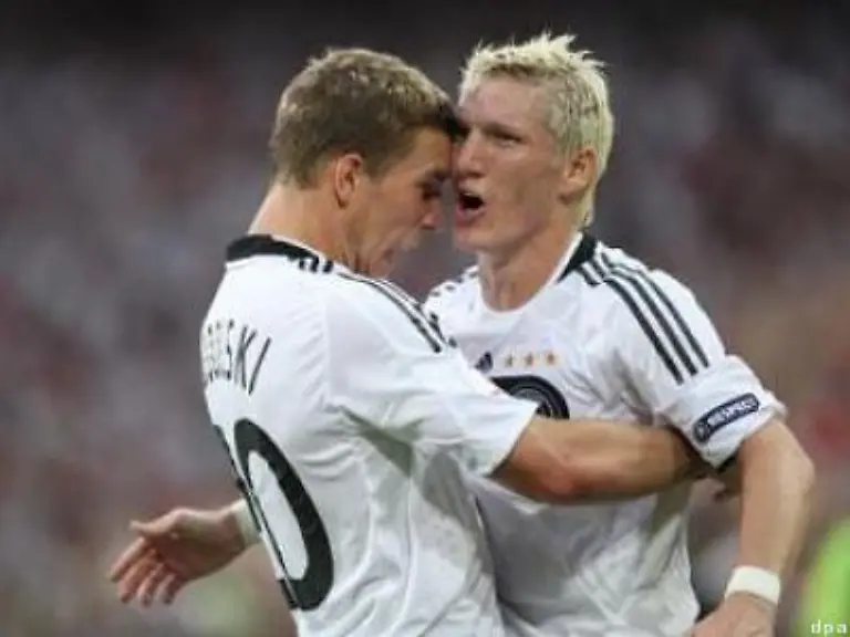 feierte-Schweinsteiger-seinen-zweiten-EM-Treffer-ausgiebig-und-freudig-denn-es-schien-fuer