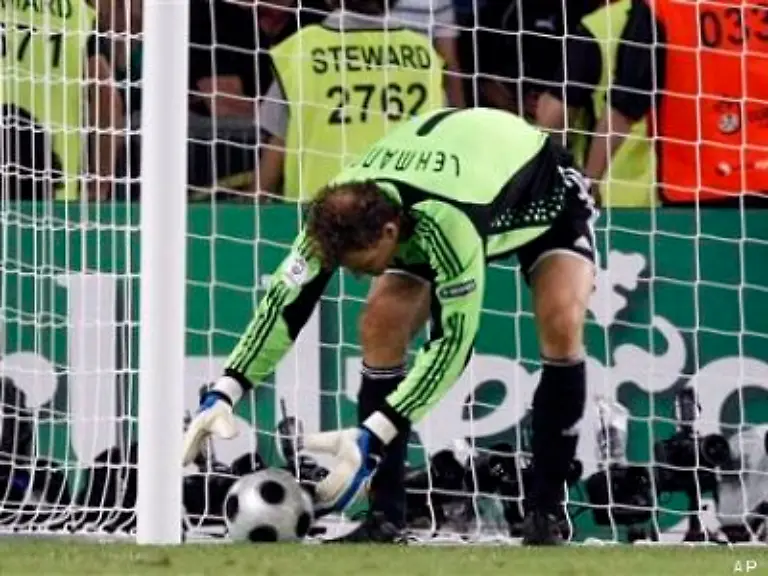 Jens-Lehmann-war-fuer-die-schwache-Defensive-kein-verlaesslicher-Rueckhalt-an-dem-sich-das-Team-moralisch-wieder-haette-aufrichten-koennen