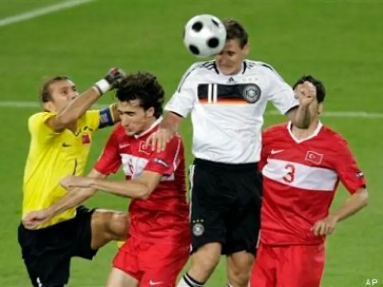 Nach-der-Pause-vergaben-die-Tuerken-weitere-gute-Torchancen-bis-Miroslav-Klose
