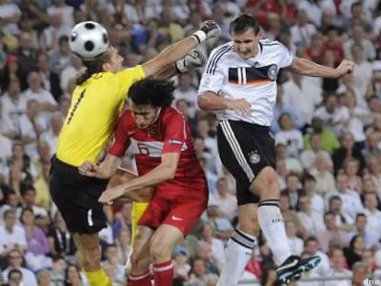 Klose-hatte-beim-Kopfstoss-aufs-leere-tuerkische-Tor-kaum-Muehe