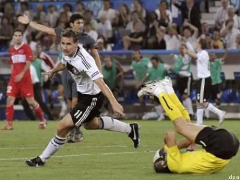 Klose-liess-den-untroestlichen-Torwart-links-liegen-und-feierte