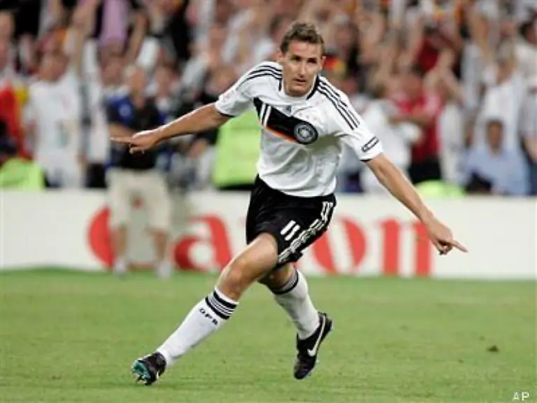 das-Fuehrungstor-fuer-die-Mannschaft
