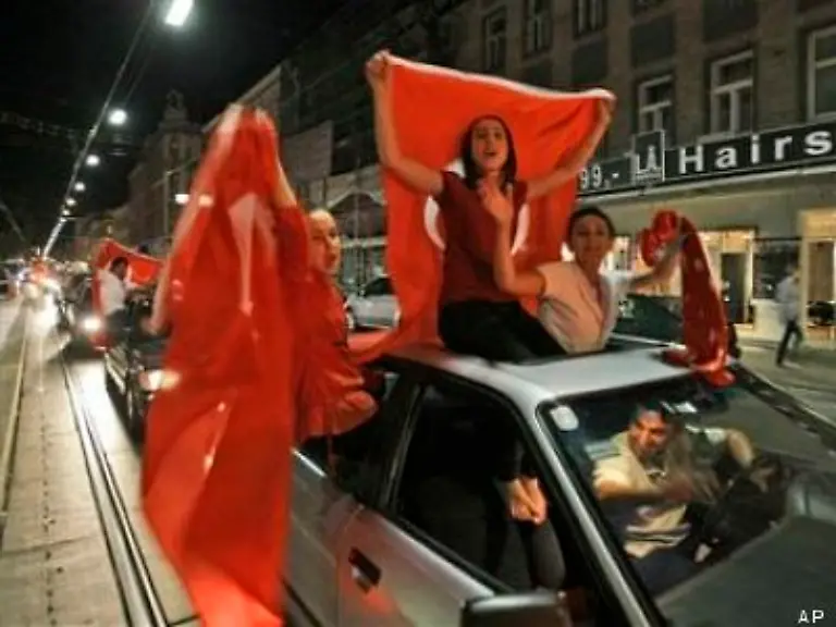 Die-Fans-des-sogenannten-Aussenseiters-sind-vor-dem-Halbfinalspiel-bei-der-Euro-2008-in-Basel-die-Zuversicht-selbst