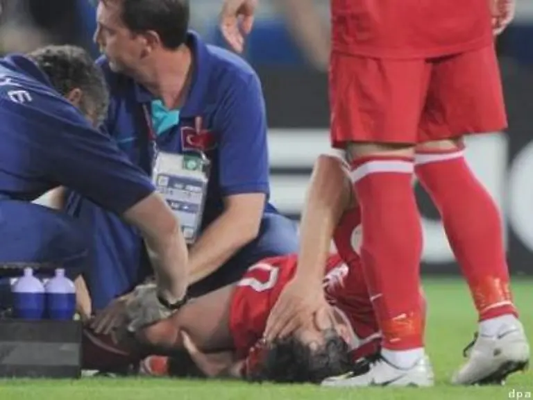 Erst-in-der-37-Minute-wurde-es-erstmals-gefaehrlich-Josip-Simunic-brachte-Sanli-Tuncay-am-Boden-im-Strafraum-zu-Fall-aber-das-Spiel-lief-weiter