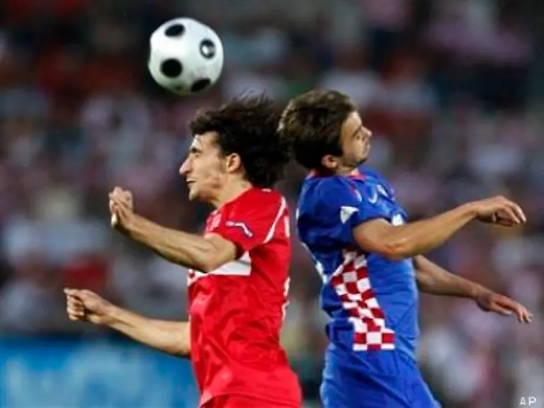 Eine-Minute-spaeter-verfehlte-Mehmet-Topal-l-hier-im-Kopfball-Duell-mit-Nico-Kranjcar