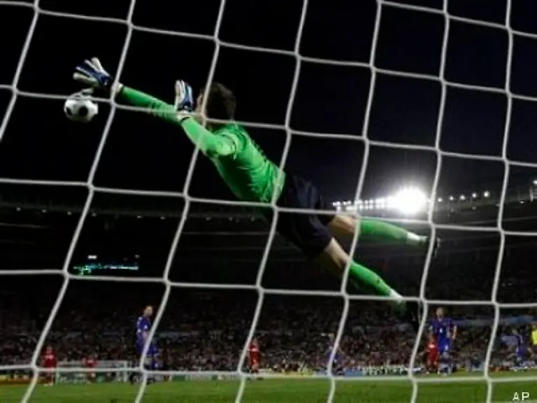 mit-einem-30-Meter-Schuss-das-Tor-von-Kroatiens-Keeper-Stipe-Pletikosa-nur-um-Zentimeter
