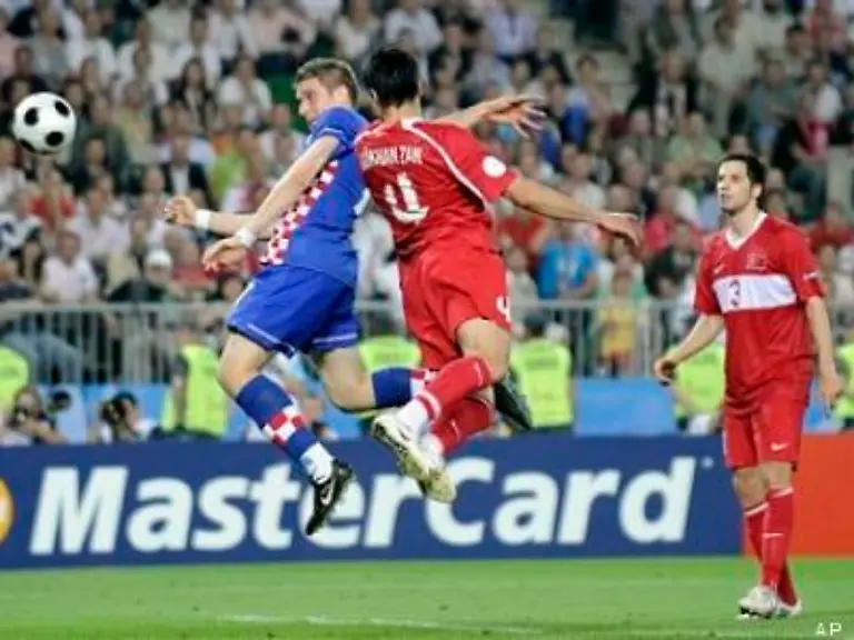 In-der-119-Minute-koepfte-Ivan-Klasnic-nach-einer-Flanke-von-Modric