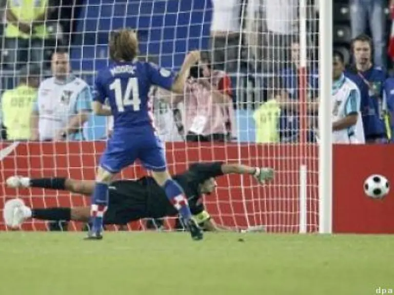 Als-erster-Schuetze-fuer-die-demoralisierten-Kroaten-verfehlte-Luka-Modric-das-Tor