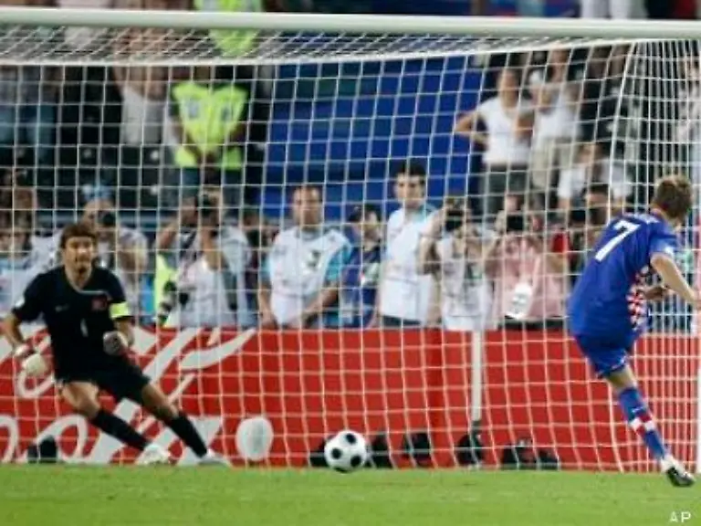 Danach-scheitert-Rakitic-als-zweiter-Kroate-am-viel-zu-kleinen-Tor-und