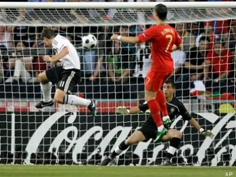 Klose-kam-viel-zu-frei-zum-Kopfstoss-und-besorgte-den-zweiten-Treffer-fuer-das-Team