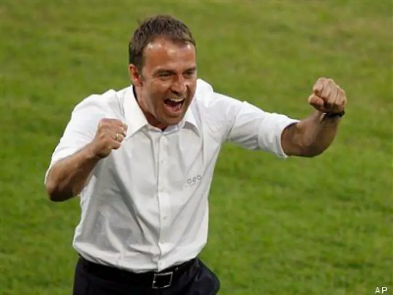beim-betreuenden-Trainer-Hansi-Flick