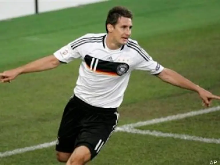 Kloses-Treffer-war-das-erste-nominelle-Stuermertor-fuers-DFB-Team-im-gesamten-Turnier
